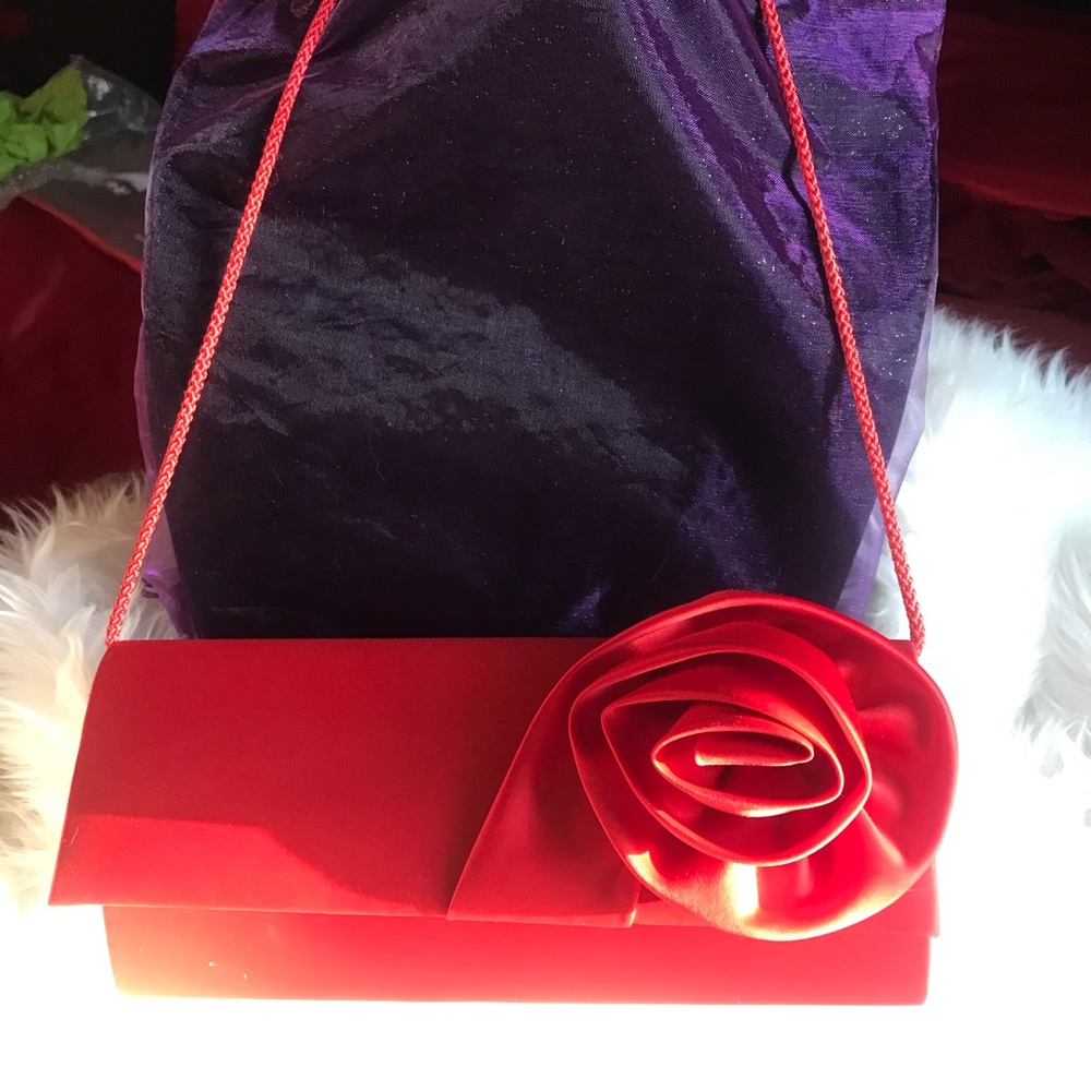 ♥️”NWOT”♥️ RED SATIN CLUTCH W GORGEOUS RED ROSE